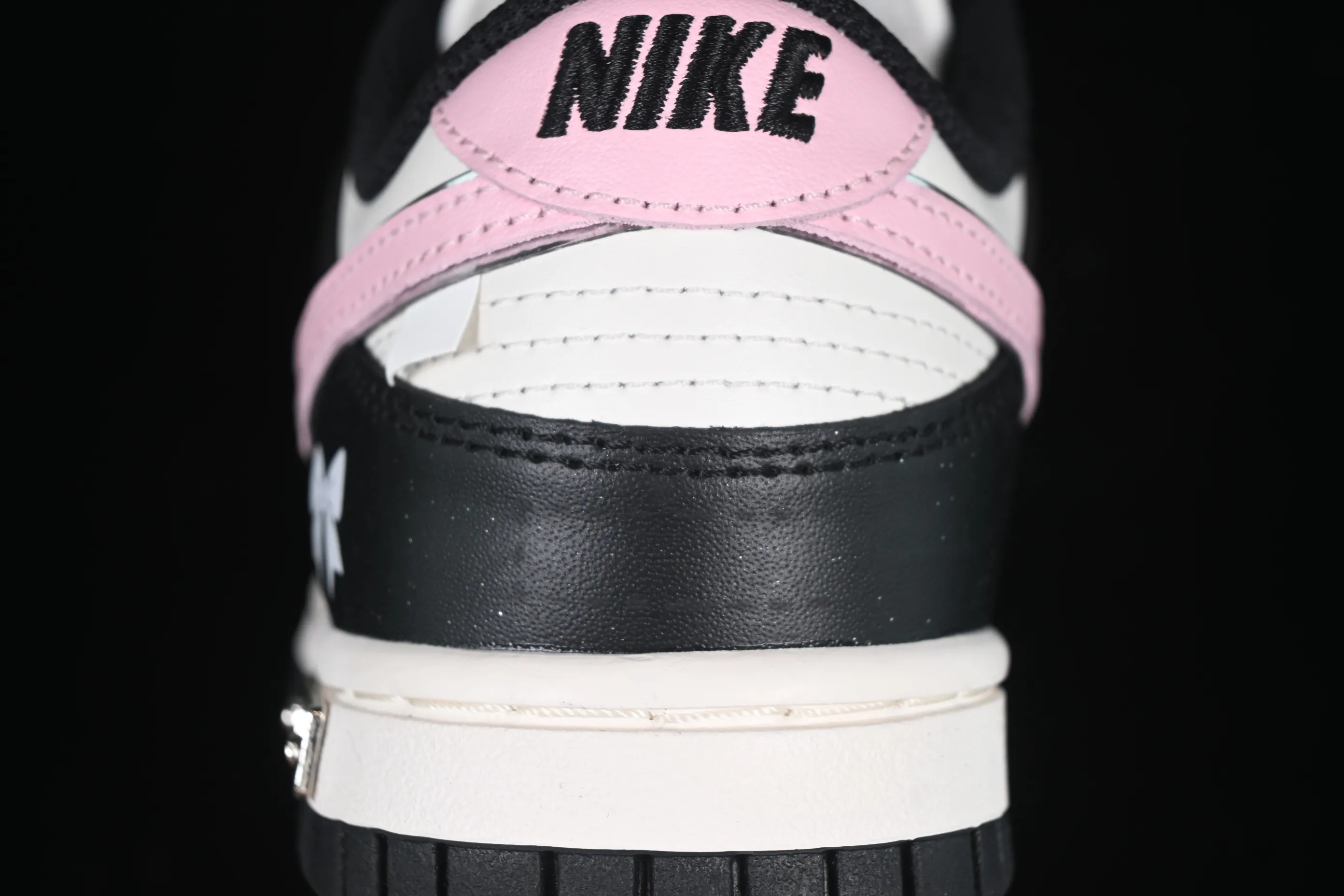 All categories Nk SB Dunk series Nk SB Dunk Low low-top sneakers Nk SB Dunk Low bow tie black and white pink low-top casual sneakers BP1220-009